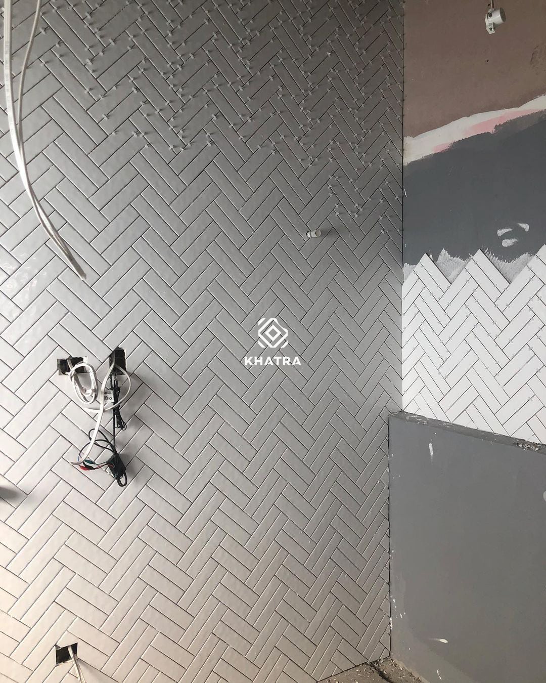 Thi công gạch thẻ trắng gợn 68x280 ốp toilet