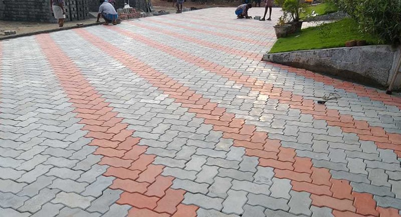 Gạch con sâu lát sân trung tâm thương mại