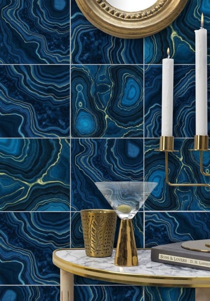 Phối gạch Marble Prussian với nội thất vàng đồng Phối gạch Marble Prussian với nội thất vàng đồng