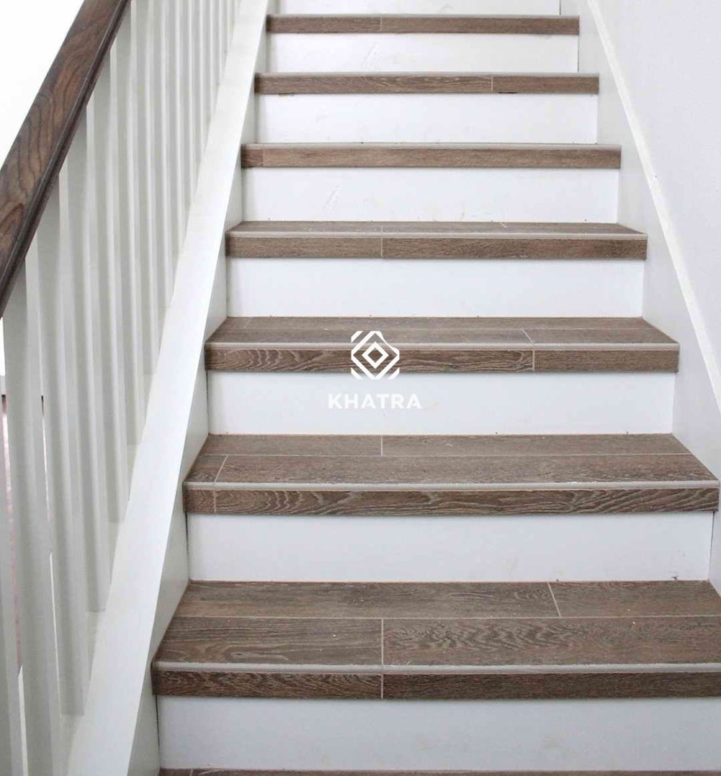 Gạch giả gỗ màu nâu ốp cầu thang