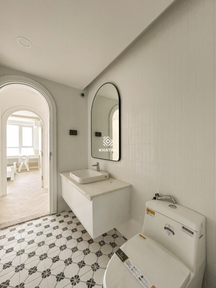 Gạch bông L202 phối thẻ trắng ốp lát WC