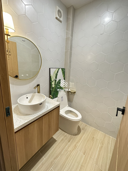 Gạch lục giác trắng phối gạch vân gỗ vàng ốp lát wc