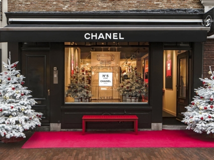 Cửa hàng Chanel ở Amsterdam trang trí Noel Cửa hàng Chanel ở Amsterdam trang trí Noel