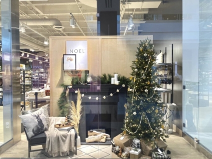Cửa hàng H&M ở LA trang trí Christmas Cửa hàng H&M ở LA trang trí Christmas