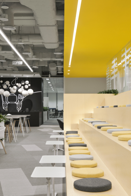 Yellow-Grey được kết hợp ở cả sơn tường và nệm ngồi
