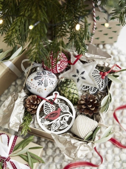 Nhánh cây và quả thông trang trí Giáng sinh Trang trí noel và những mẹo nhất định phải biết
