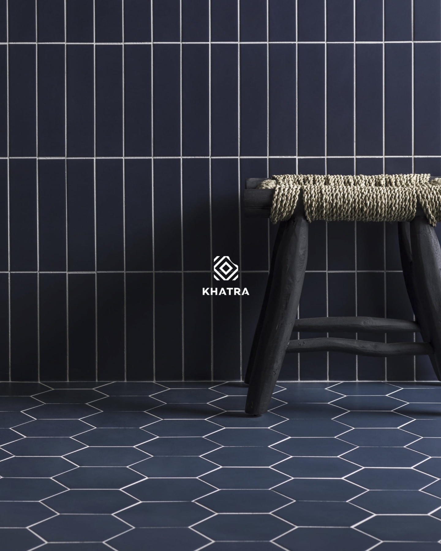 Phối gạch lục giác Navy Blue với gạch thẻ BT8