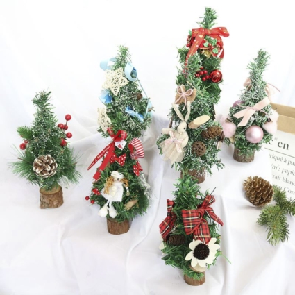 Trang trí bàn làm việc bằng cây thông Noel cỡ nhỏ
