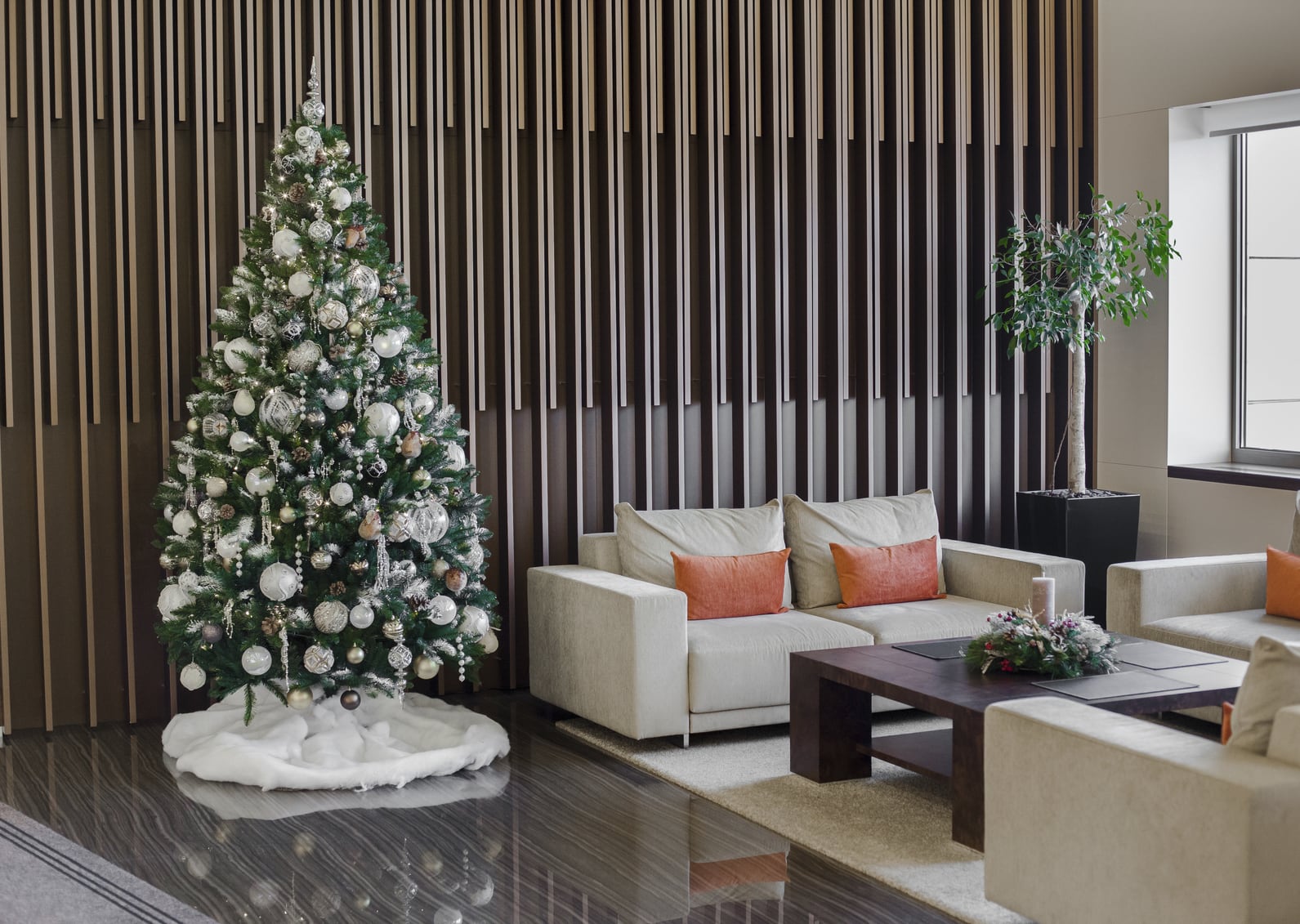 Trang trí Noel cho khu vực lễ tân công ty