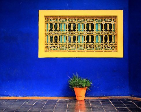 Màu Marjorelle Blue phối với màu vàng ở Morocco