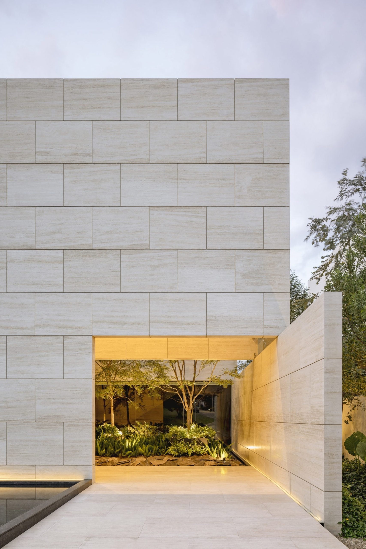 Gạch Travertine ốp tường mặt tiền