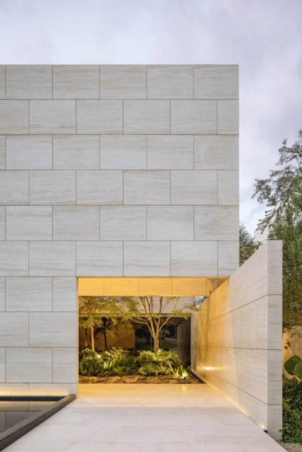 Gạch Travertine ốp tường mặt tiền