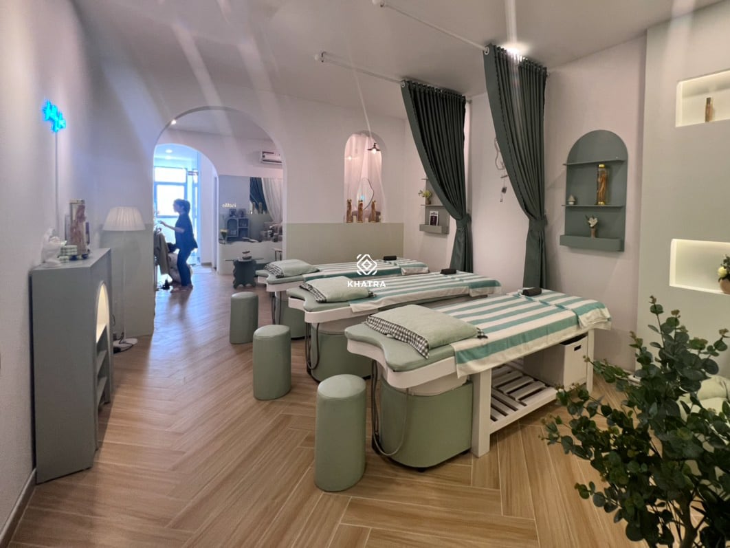Gạch vân gỗ W96007 lát nền tiệm spa