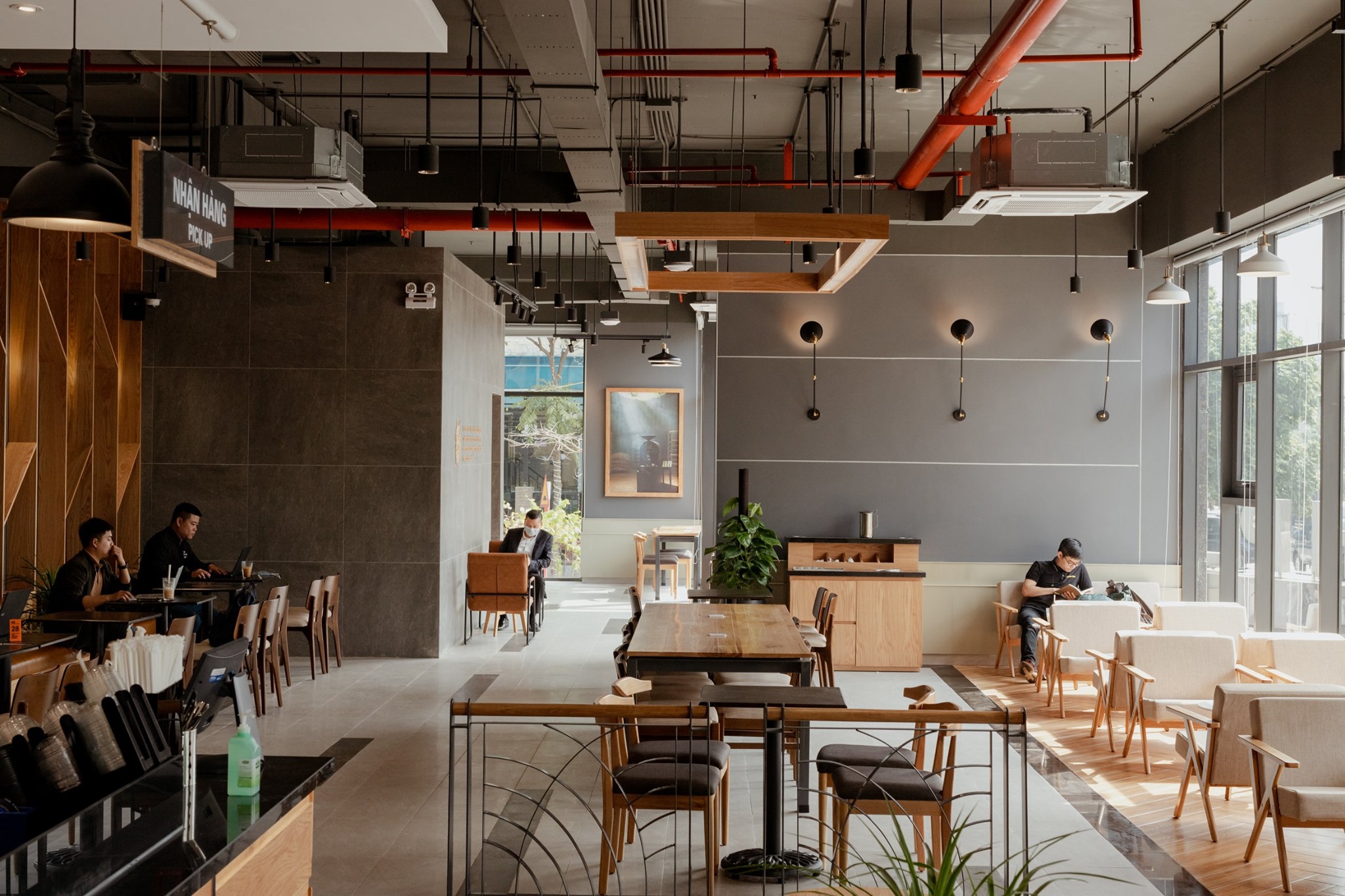 The Coffee House phong cách Industrial