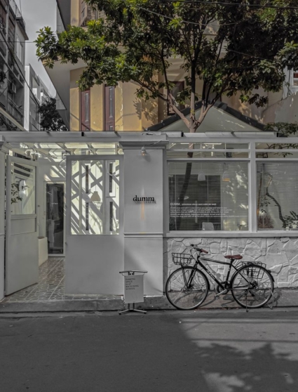 Không gian bên ngoài của Dumm Cafe Không gian bên ngoài của Dumm Cafe