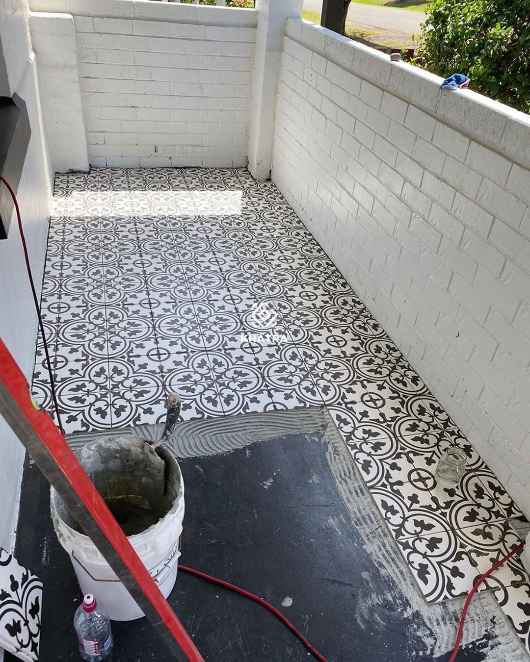 Thi công lát nền gạch bông 200x200