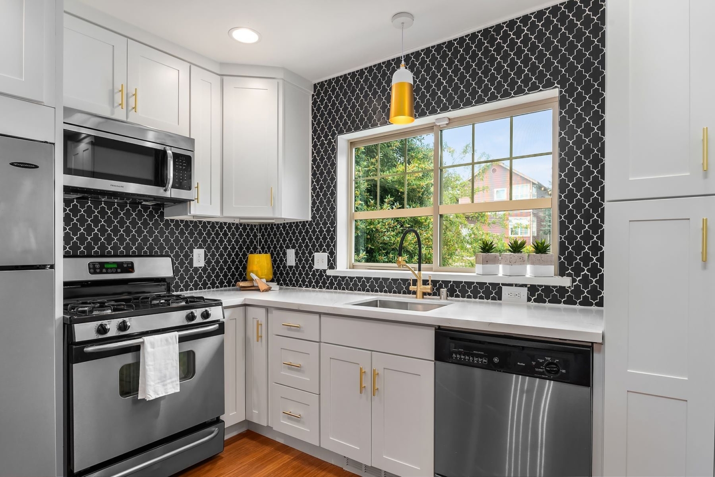 Gạch Mosaic hoạ tiết lồng đèn đen ốp bếp Gạch Mosaic hoạ tiết lồng đèn đen ốp bếp