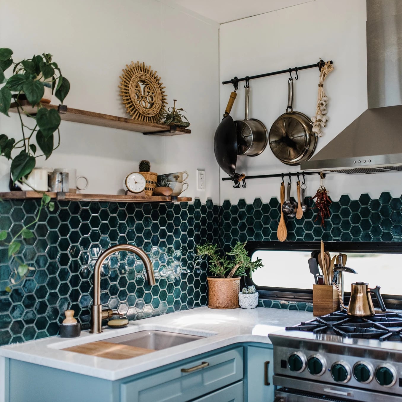 Gạch mosaic men rạn hình lục giác ốp bếp