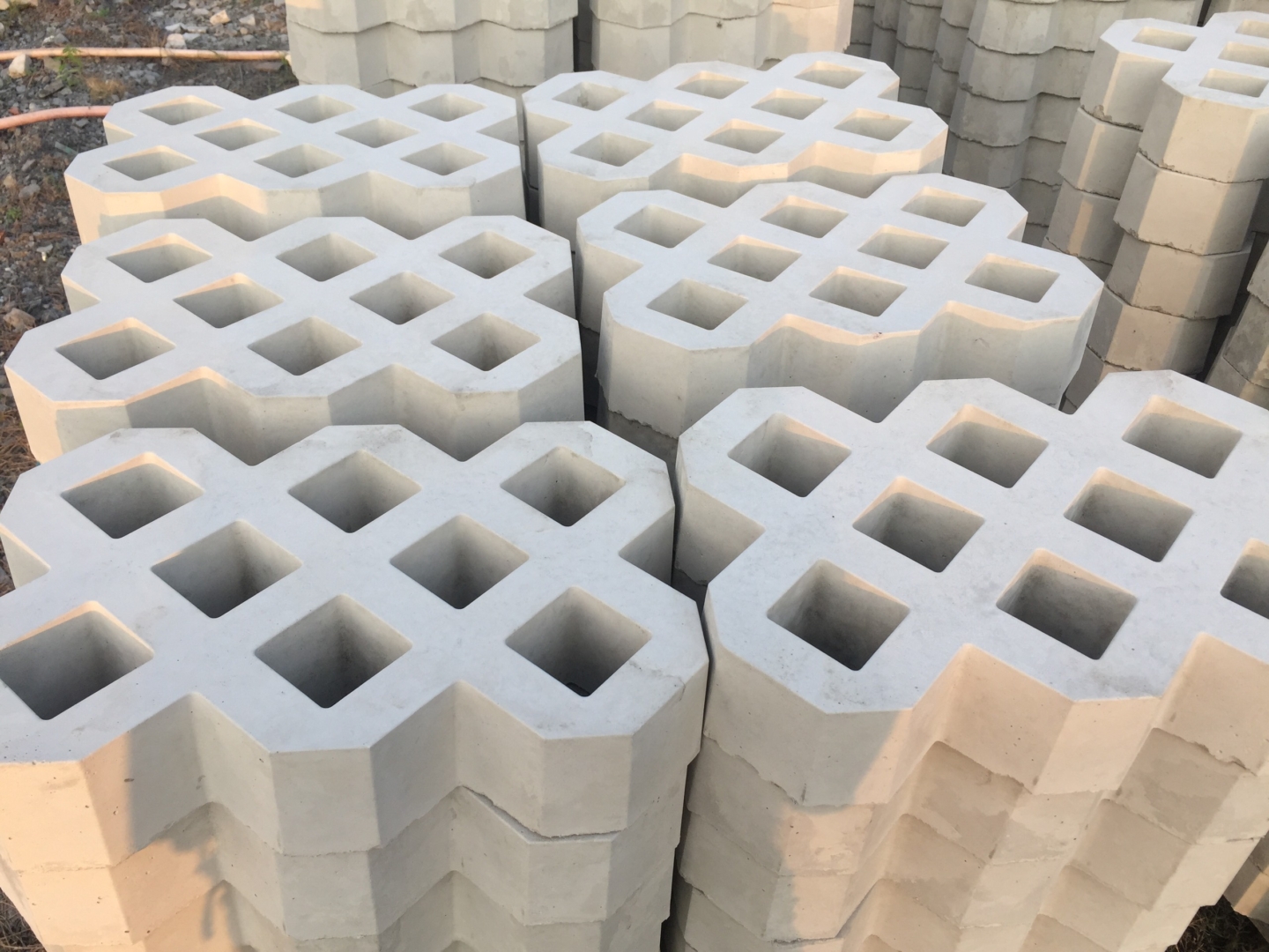 Gạch trồng cỏ xi măng 8 lỗ