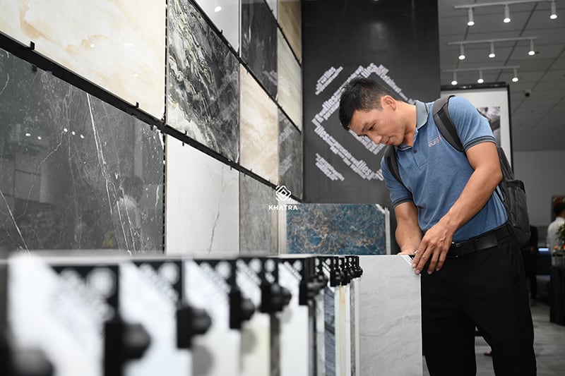 Khách hàng tham dự trải nghiệm chọn gạch tại Khatra q9