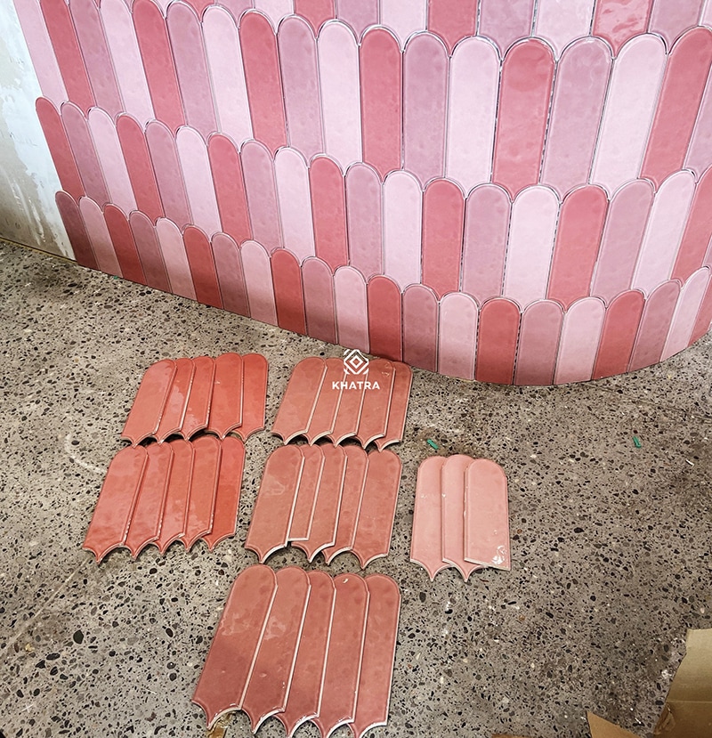 Gạch lông vũ hồng ốp quầy bar