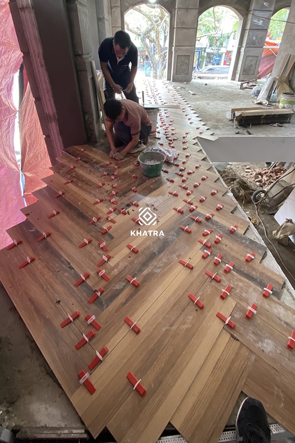 Thi công lát gạch vân gỗ kiểu xương cá