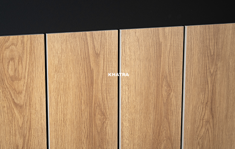 Surface of wood-look tile KAG-159503